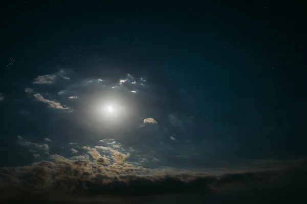 Cielo nocturno fondo, luna, nubes — Foto de Stock