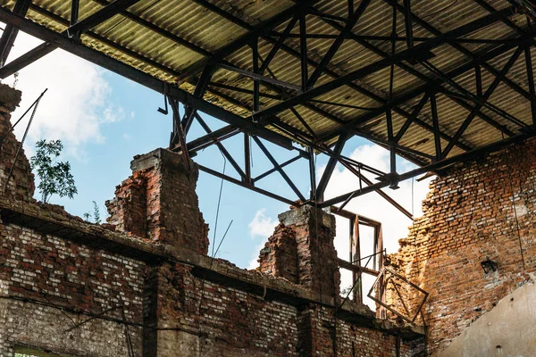 Armazém abandonado em ruínas edifício interior — Fotografia de Stock