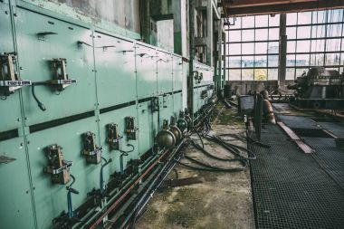 Terk edilmiş bir fabrika ekipmanları ile eski dolapları