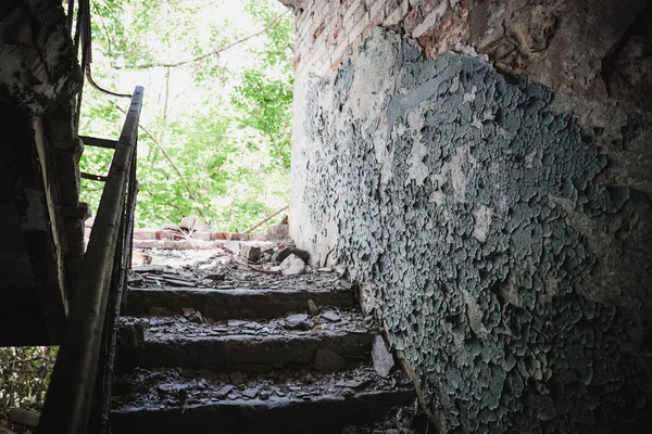 Velha escadaria quebrada em rusty arruinada casa abandonada — Fotografia de Stock
