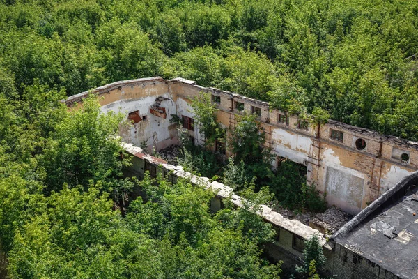 Vista aérea do armazém industrial abandonado — Fotografia de Stock