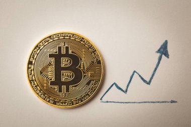 Altın sikke Bitcoin ve yukarı ok