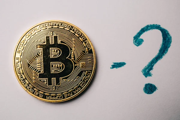 Beyaz arka plan Bitcoin sikke ve soru işareti