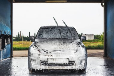 Oto yıkama, köpük arabaya açık havada kendi kendine arabaya