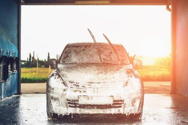 Köpük üzerinde oto yıkama makinesi