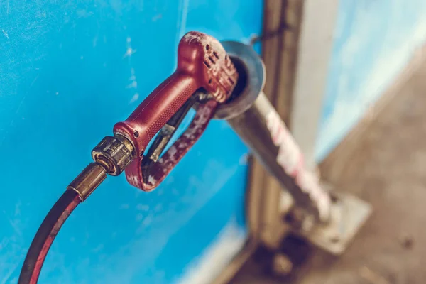 Close-up van een hogedruk wasmachine pistool met verneveld water — Stockfoto
