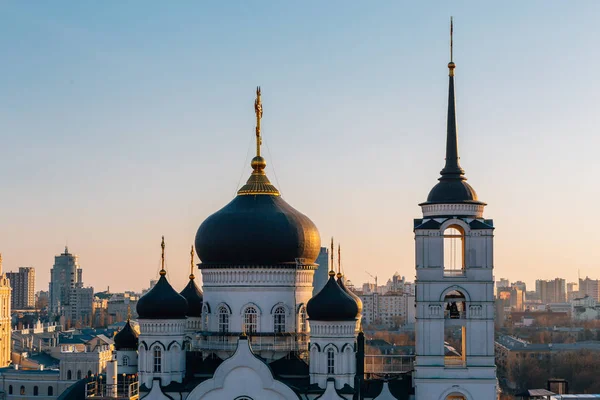 Torres y cúpulas de la Catedral de la Anunciación en la puesta del sol, Voronezh — Foto de Stock