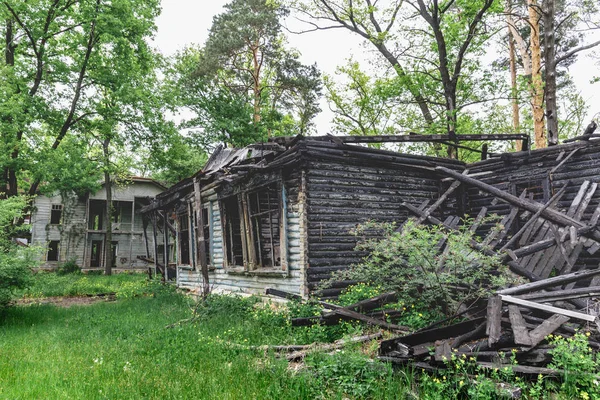 Verlassenes ausgebranntes Holzhaus — Stockfoto