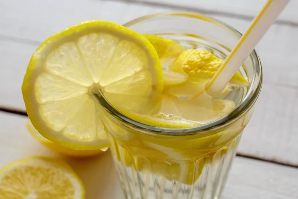 Agua con rodajas de limón de cerca, alimentación saludable, bebidas, dieta, agua fortificada desintoxicación — Foto de Stock