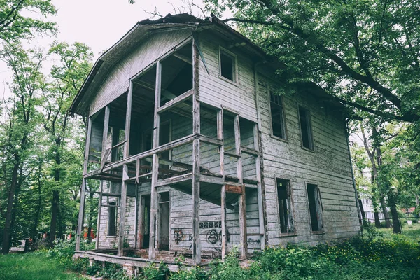 오래 된 버려진된 소박한 나무 맨션 하우스 — 스톡 사진