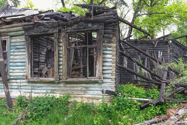 Altes abgebranntes Holzhaus — Stockfoto