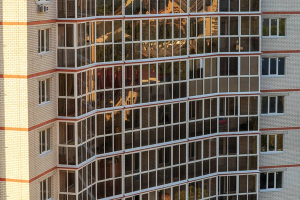 Edificio moderno fachada exterior, ventanas patrón de construcción — Foto de Stock