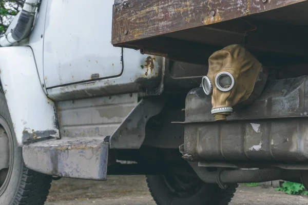 트럭의 연료 탱크에 가스 마스크 — 스톡 사진
