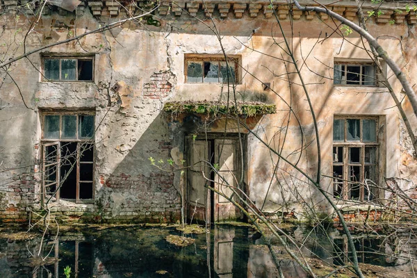 Casa abandonada inundada de água — Fotografia de Stock