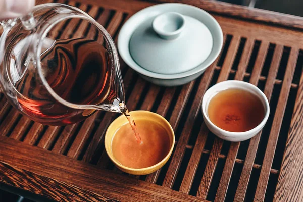 Cerimônia de chá chinês, Enchendo a tigela de chá com chá — Fotografia de Stock