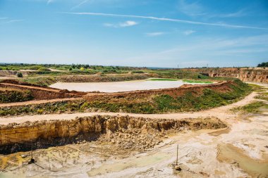 Açık dökme kireçtaşı madencilik ocağı