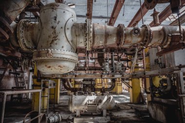 Terk edilmiş fabrika Iç metal yakıt ve güç üretimi Rusty ekipmanları