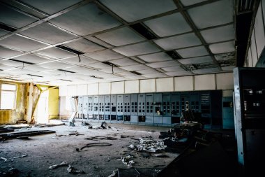 Terk edilmiş endüstriyel arka plan, demir dolapları ile büyük harap Oda