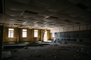 İç mekanda terkedilmiş bina, pencerelerin bulunduğu büyük karanlık oda