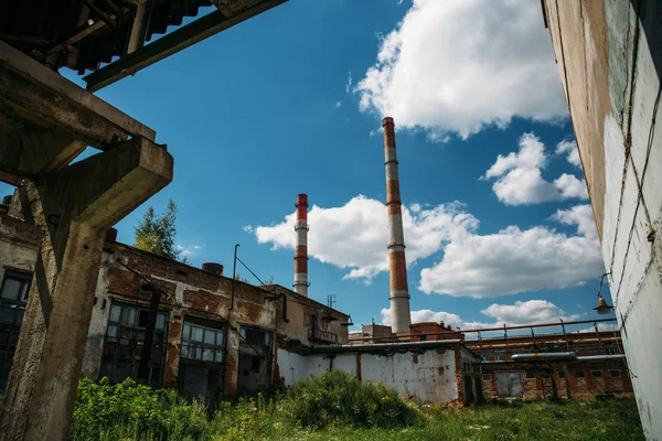 Endüstriyel arka plan, boru ile fabrika — Stok fotoğraf