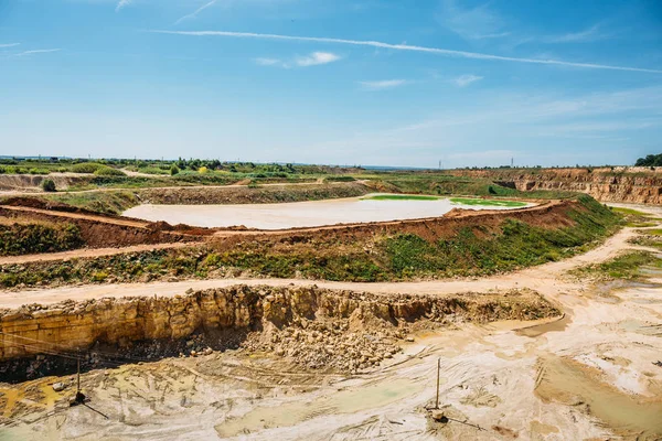 Açık dökme kireçtaşı madencilik ocağı