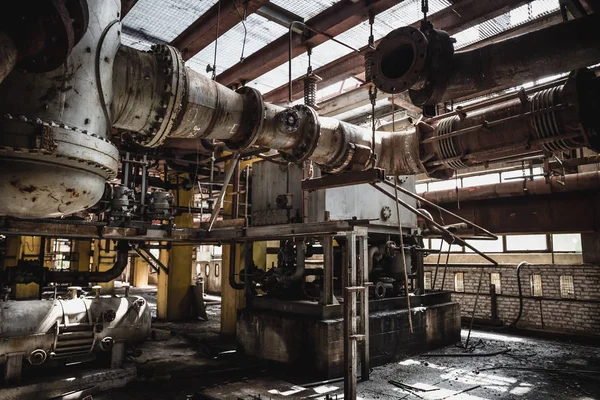 Terk fabrika Interio metal yakıt ve güç üretimi Rusty ekipmanları