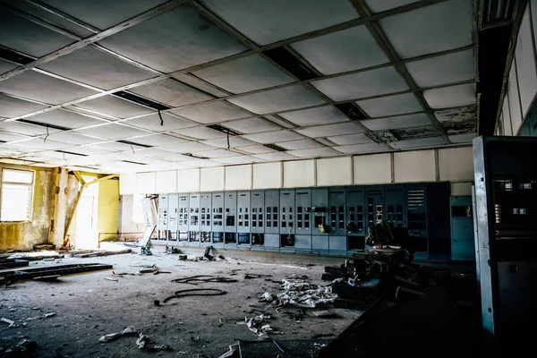 Terk edilmiş endüstriyel arka plan, demir dolapları ile büyük harap Oda