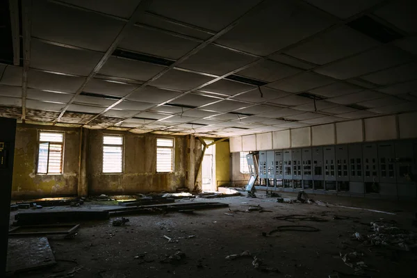 Immeuble abandonné à l'intérieur, grande pièce sombre avec fenêtres — Photo