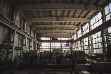 İç, terkedilmiş endüstriyel arka plan içinde büyük koyu terkedilmiş fabrika