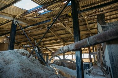 Büyük bir terk edilmiş endüstriyel Asansör Kulesi içinde