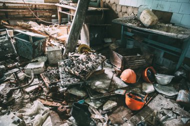 Terkedilmiş bir fabrikada eski çöp ile Oda