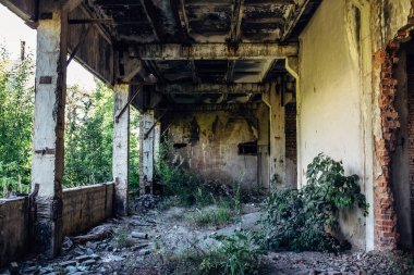 Terk edilmiş fabrika binası, büyük atölye içinde