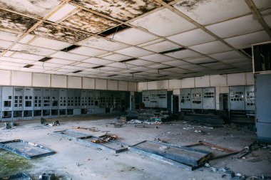 Terkedilmiş bir fabrikada kontrol merkezi kalıntıları