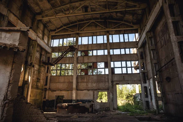 Grande fábrica abandonada edifício ou armazém — Fotografia de Stock