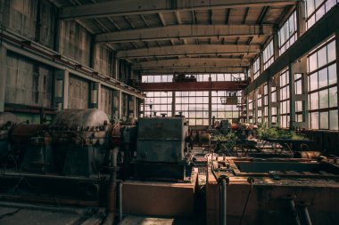 Efremov şehrinde terkedilmiş fabrika, Rusya. büyük koyu oda, paslı ekipmanlar, büyük pencereler