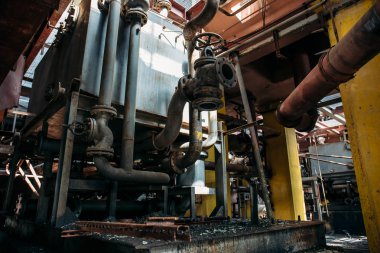 Paslı demir ekipman bir terk edilmiş Fabrikası'nda