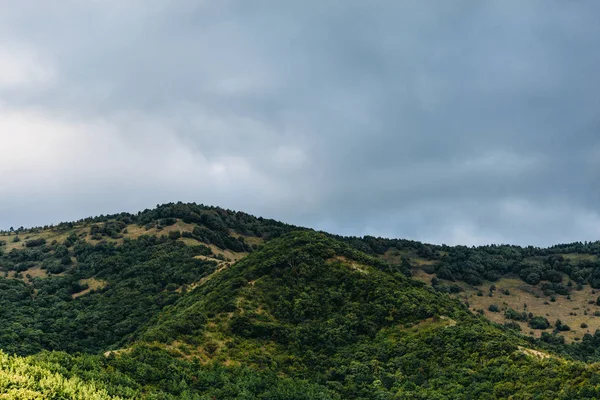 Yeşil dağlar ve mavi bulutlu gökyüzü