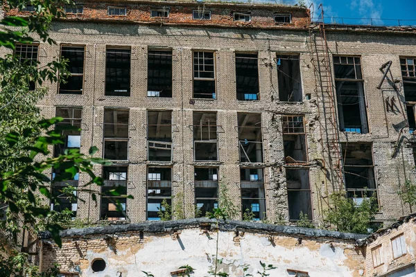 Fachada de um edifício de fábrica abandonado — Fotografia de Stock