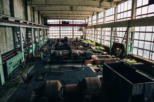 Starej opuszczonej fabryce przemysłowej wewnętrzne warsztaty, zapomniane miejsca koncepcja — Zdjęcie stockowe