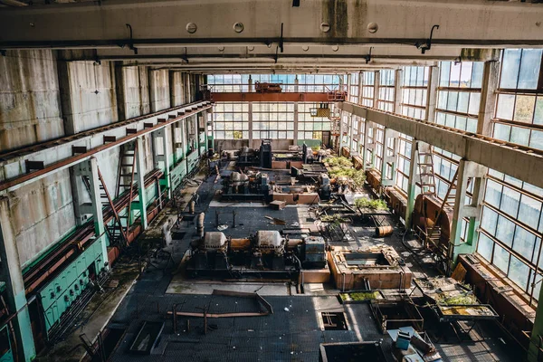 Opuszczony przemysłowych wnętrze, duże warsztaty z dużymi oknami i zardzewiały żelazo metalowe maszyny lub narzędzia — Zdjęcie stockowe