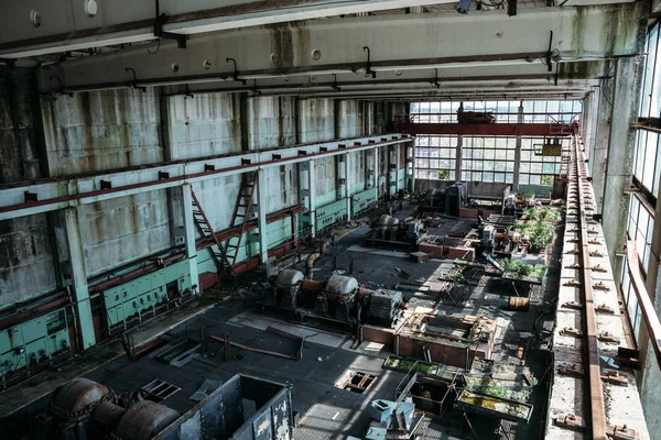 Stor verkstad i en övergiven fabrik, övergivna industriella koncept — Stockfoto