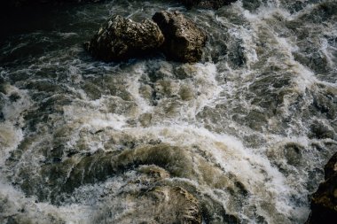 Bir dağ nehir rapids, köpük su, sprey, nehrin akış sıkıcı