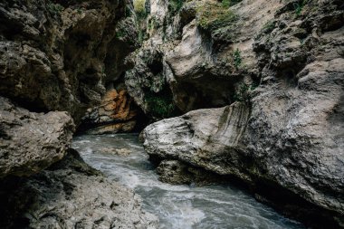 Kayalık taş gri Kanyon, su Nehri akan dere, dağ doğa hipster manzara, doğa ve meditatif huzur kavramı ile birlik