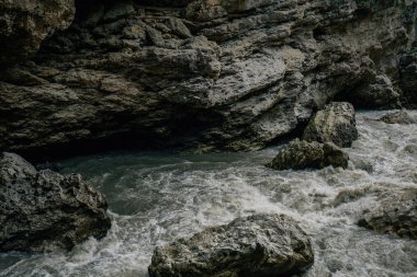 Dağ nehir, nehir suyu, temiz dağ dere akan su, acele