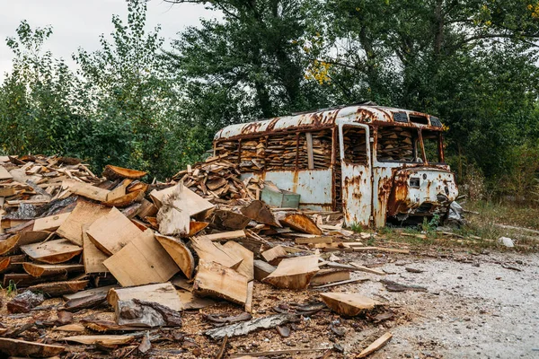De overblijfselen van een oude roestige bus, gevoed met hout en brandhout — Stockfoto