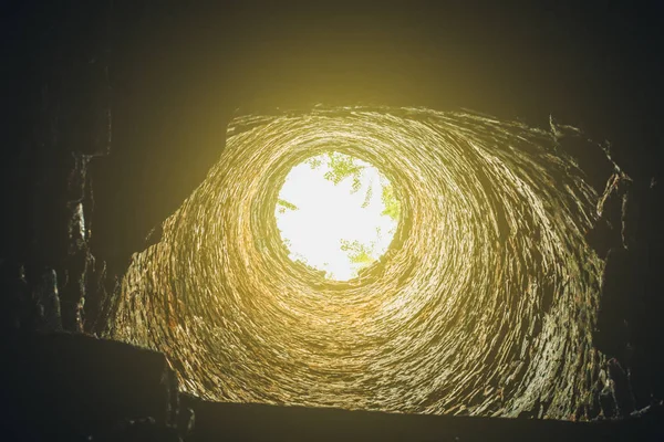 Bakstenen tunnel met lichte en donkere frame — Stockfoto