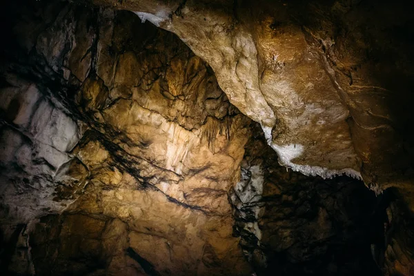 Estalactitas y estalagmitas En una cueva en el Cáucaso —  Fotos de Stock