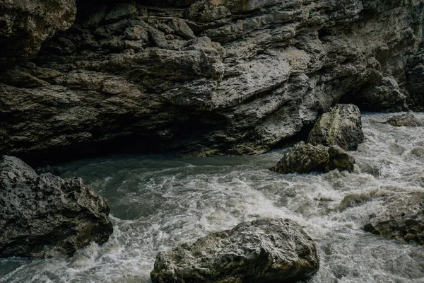 Dağ nehir, nehir suyu, temiz dağ dere akan su, acele