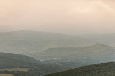 Kafkasya dağlarında sabah sis, sis ve dağ hipster manzara