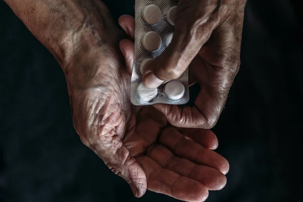 Yaşlı kadın tablet veya hap ile elleri. Sağlık ve alarak ilaç eski insanlar — Stok fotoğraf